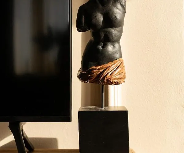 Qult - The Aristocrat Bucareste