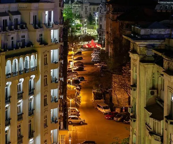 Qult - The Aristocrat Apartment