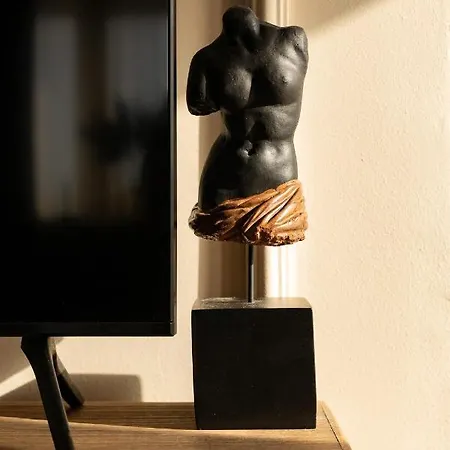 Qult - The Aristocrat 부쿠레슈티